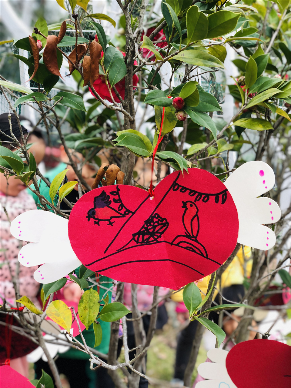 小树上挂满了萌娃们的心愿卡,寓意着萌娃们新年美好的愿望.